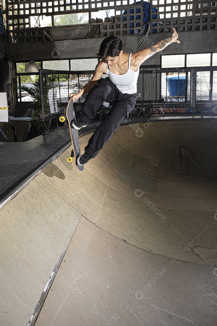 Brasileira de 26 anos no bowl com um skate exibindo seus músculos