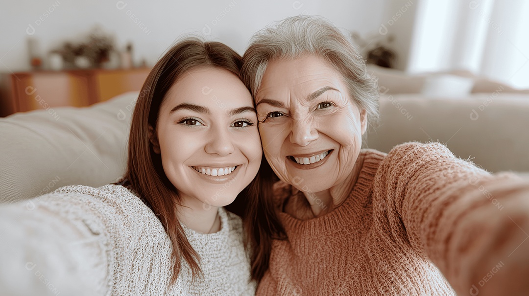 Selfie de filha pré-adolescente com sua mãe sobre fundo de uma sala de estar