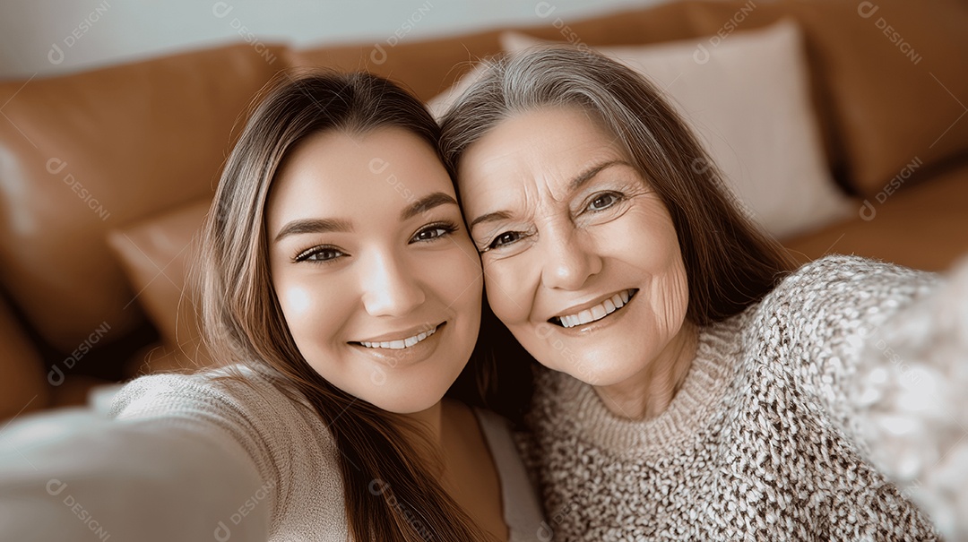 Selfie de filha pré-adolescente com sua mãe sobre fundo de uma sala de estar
