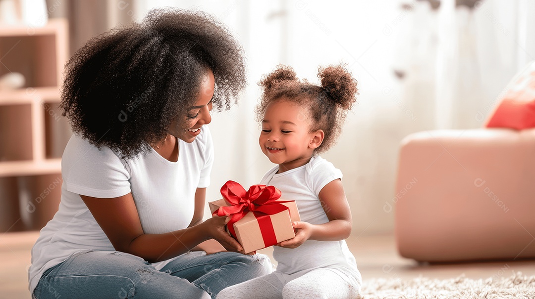 Retrato de criança negra sentada no chão ao lado de sua sua mãe segurando uma caixa de presente em uma sala de estar