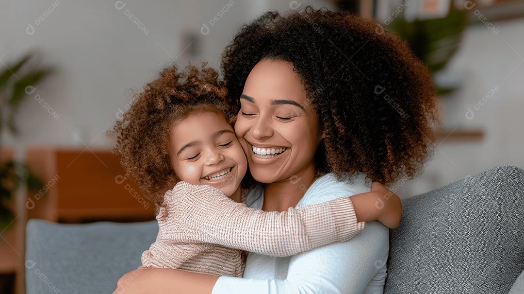 Retrato de criança negra ao abraçar sua mãe em sala de estar