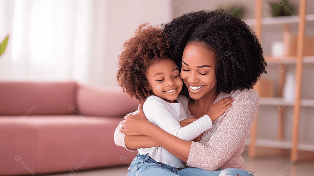 Retrato de criança negra ao abraçar sua mãe em sala de estar