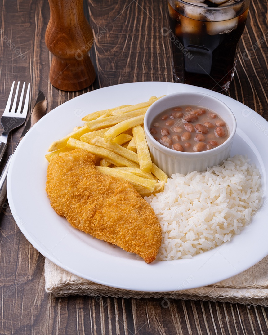 Prato na imagem é um Bife à Milanesa acompanhado de arroz, feijão e batatas fritas