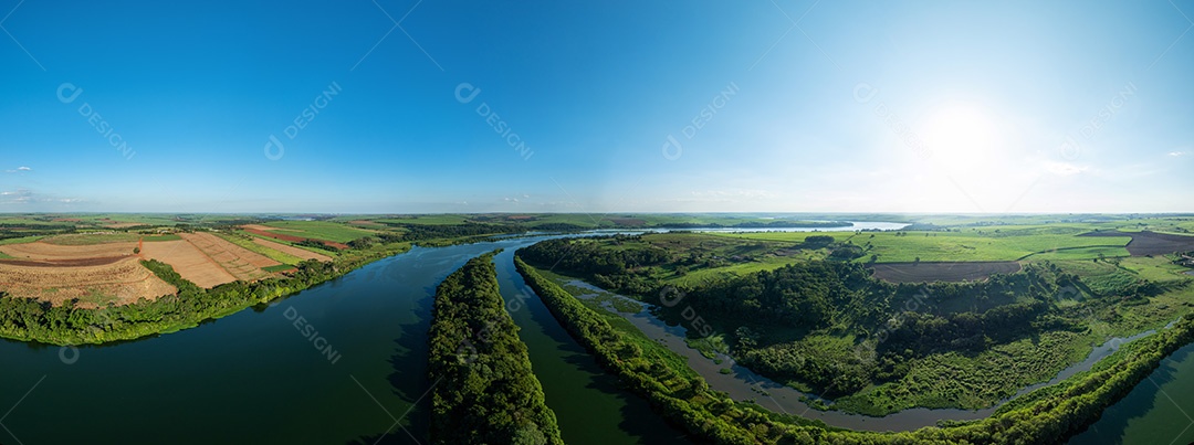 Imagem aérea de rio sinuoso cercado por floresta densa Imagem JPG