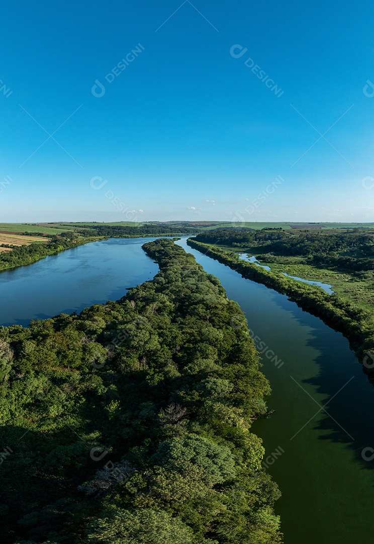 Imagem aérea de rio sinuoso cercado por floresta densa Imagem JPG