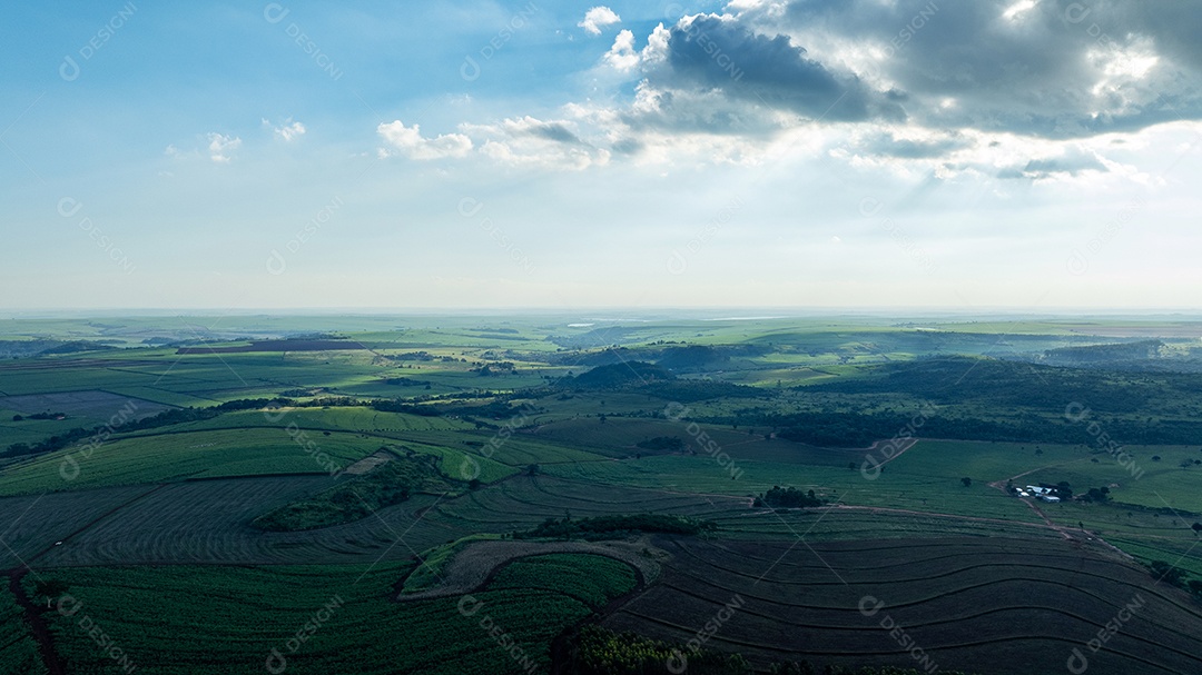 Paisagem rural ampla com campos agrícolas ao fundo Imagem