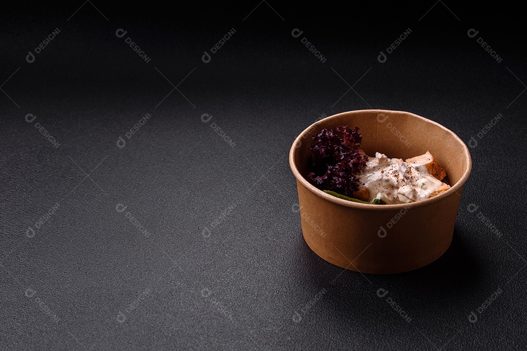 Frango saboroso em uma tigela de madeira mesa concreto