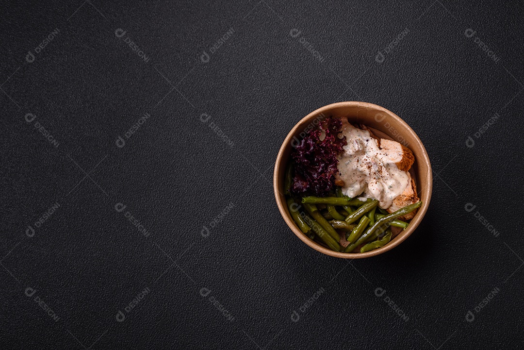 Frango saboroso em uma tigela de madeira mesa concreto
