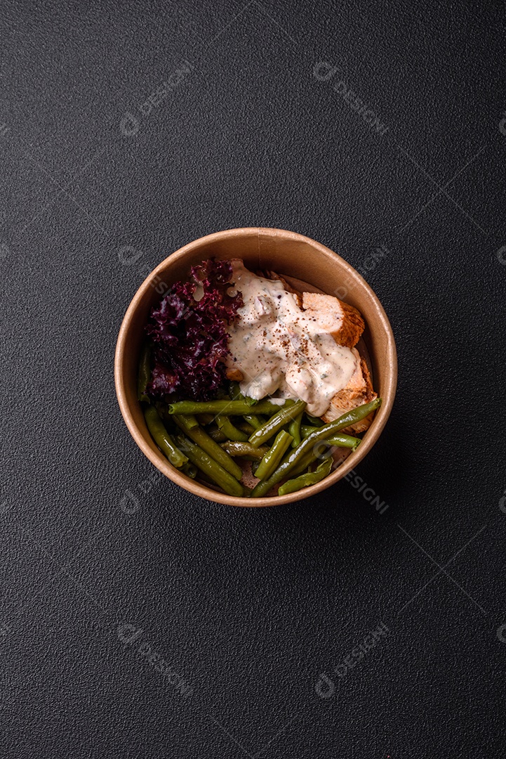 Frango saboroso em uma tigela de madeira mesa concreto