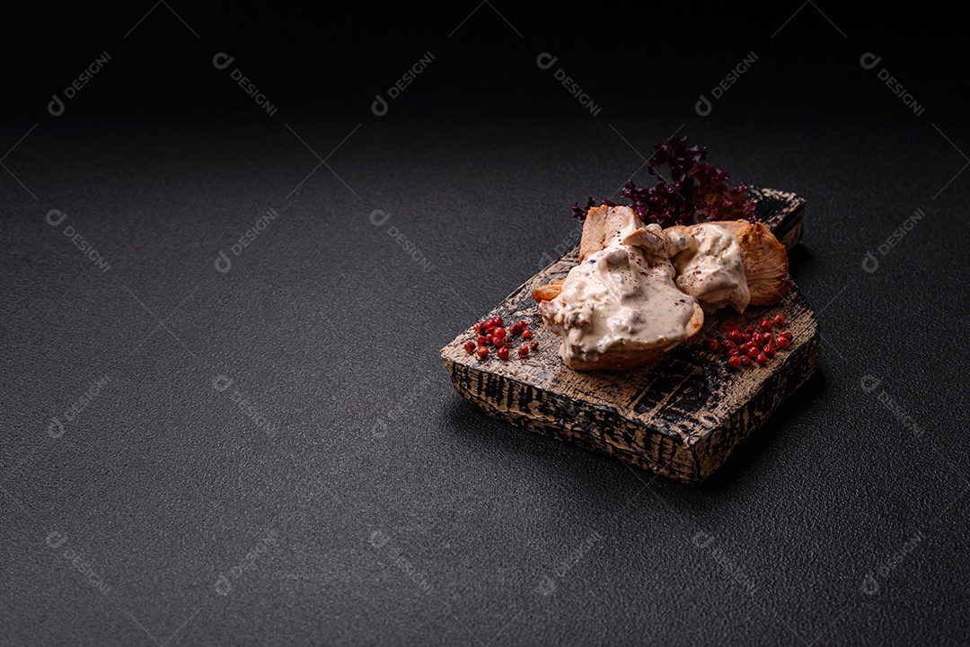 Frango saboroso em uma tábua de madeira mesa concreto