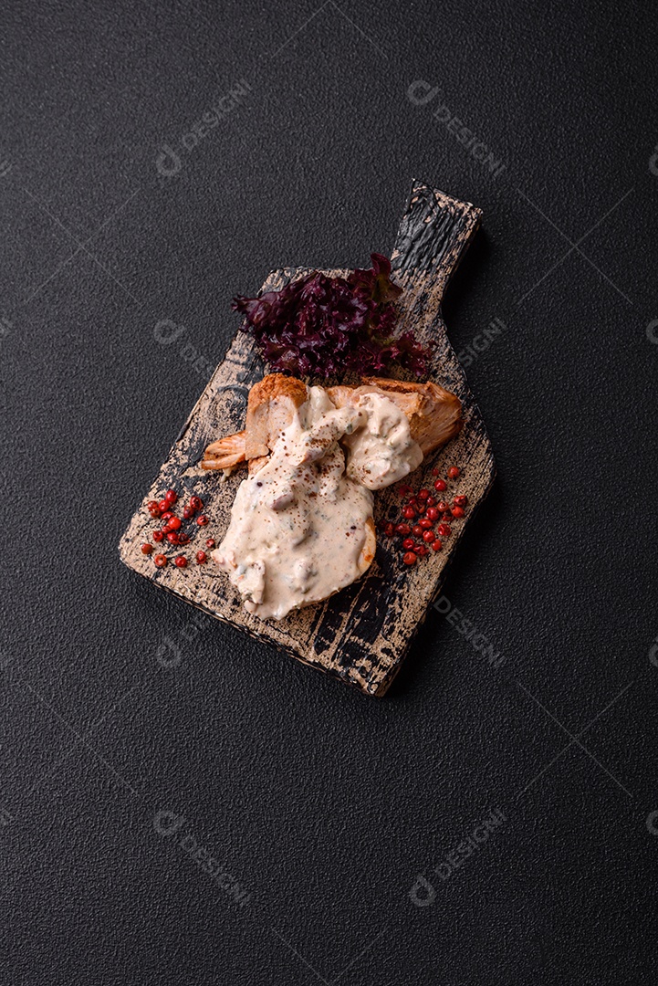 Frango saboroso em uma tábua de madeira mesa concreto