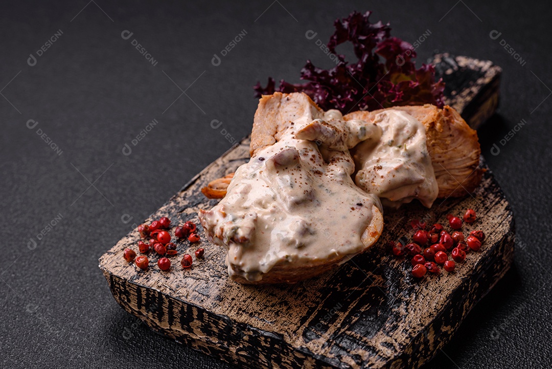 Frango saboroso em uma tábua de madeira mesa concreto