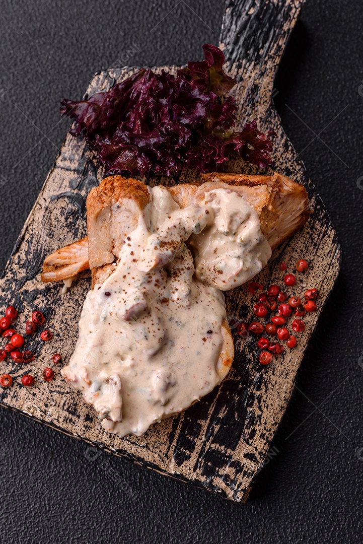 Frango saboroso em uma tábua de madeira mesa concreto