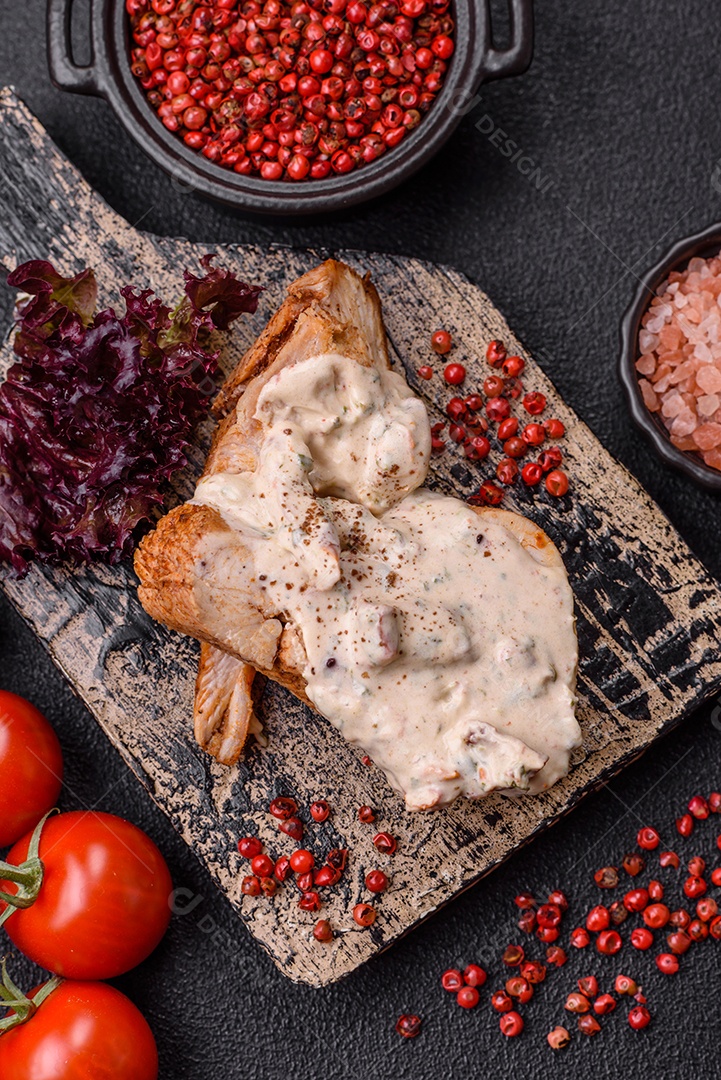 Bife grelhado de frango aspargo frescas em mesa concreto