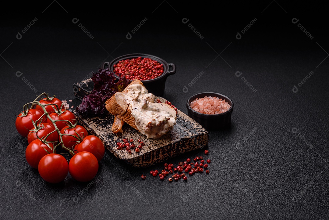Bife grelhado de frango aspargo frescas em mesa concreto