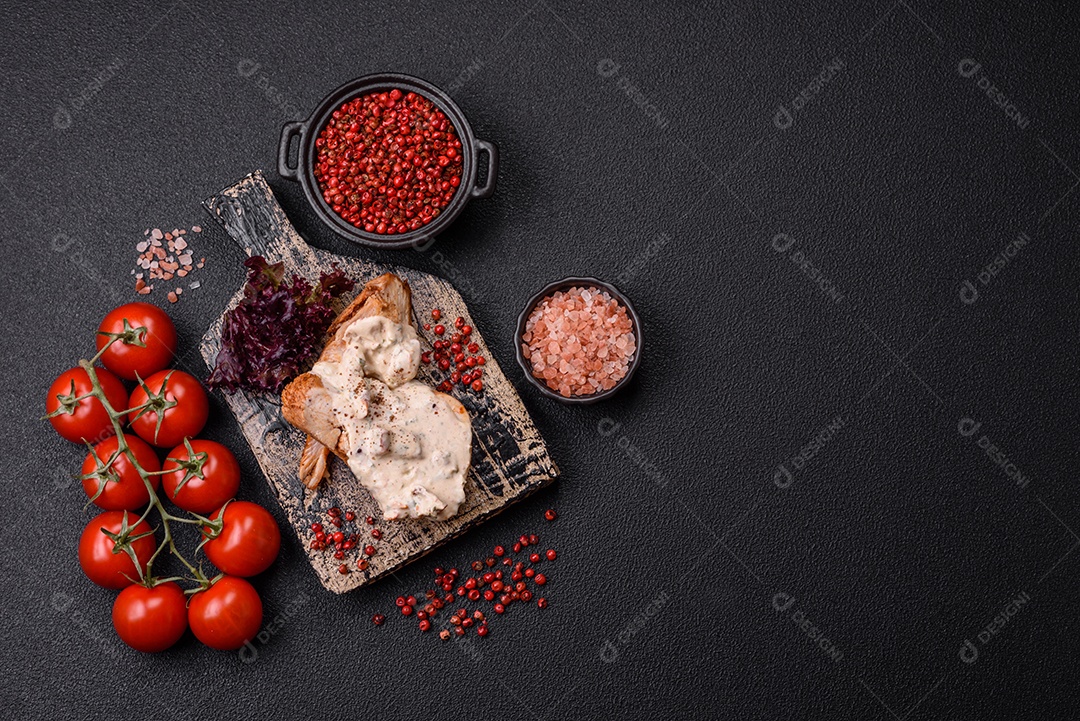 Bife grelhado de frango aspargo frescas em mesa concreto