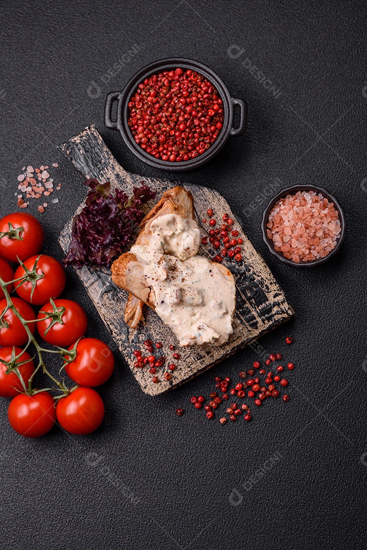 Bife grelhado de frango aspargo frescas em mesa concreto