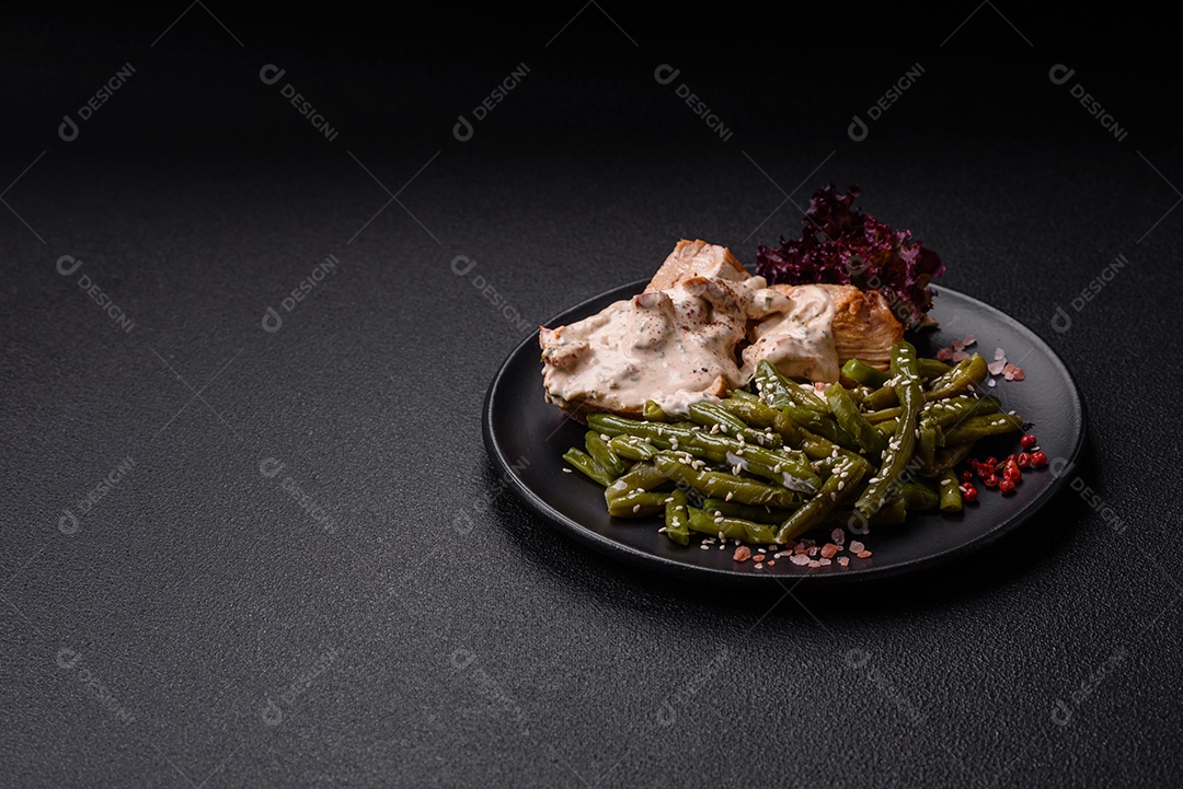 Bife grelhado de frango aspargo frescas em mesa concreto