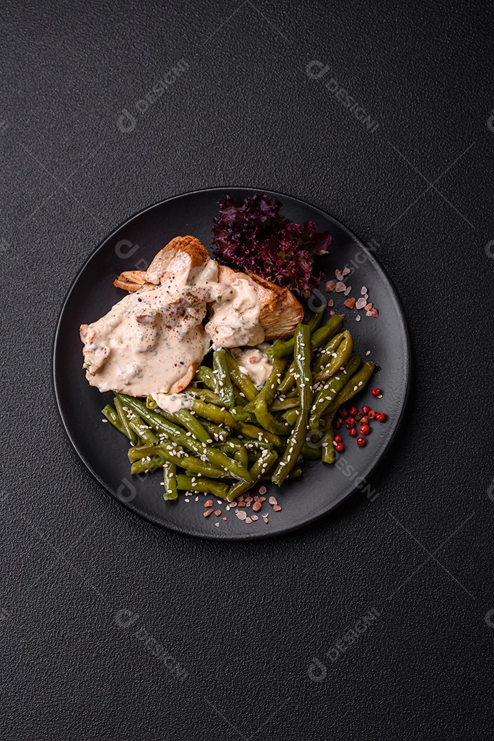 Bife grelhado de frango aspargo frescas em mesa concreto