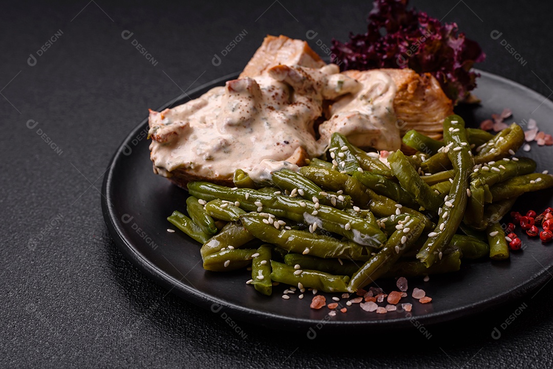 BIfe grelhado de frango aspargo frescas em mesa concreto