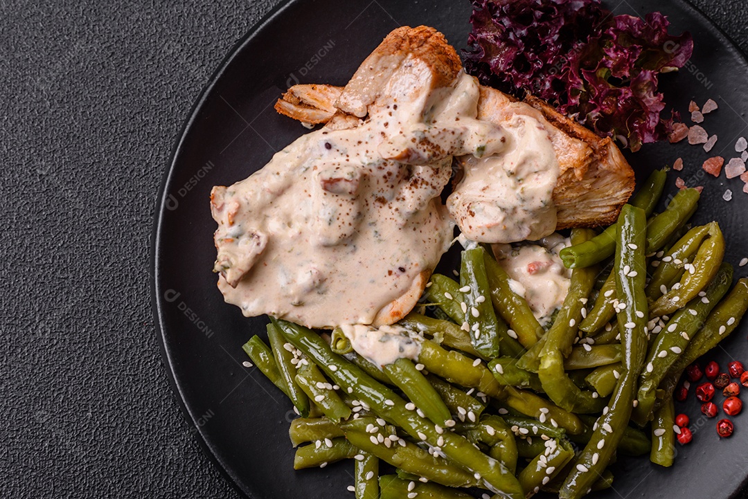 BIfe grelhado de frango aspargo frescas em mesa concreto