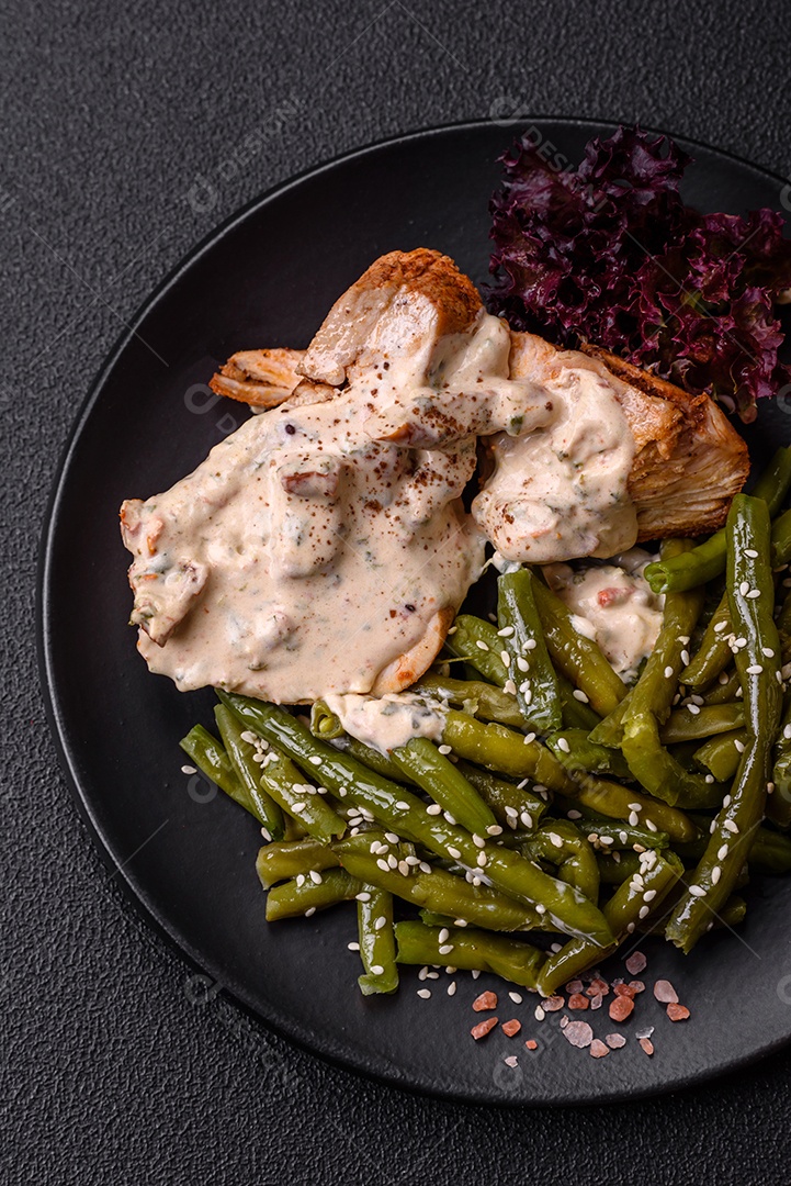 BIfe grelhado de frango aspargo frescas em mesa concreto