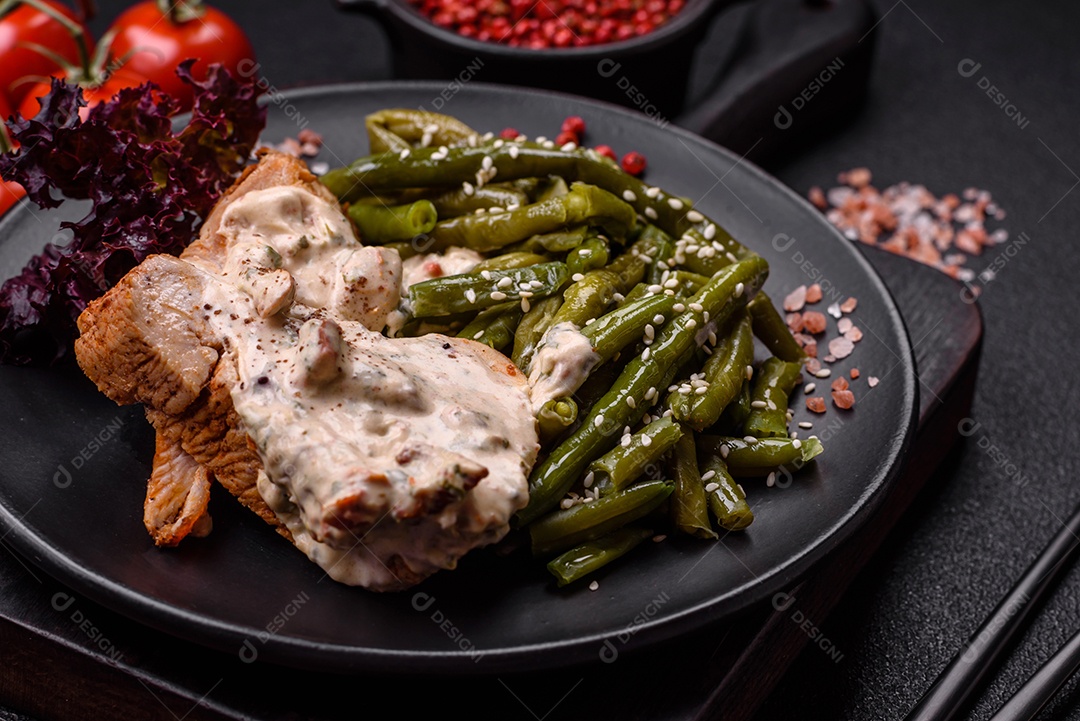 BIfe grelhado de frango aspargo frescas em mesa concreto