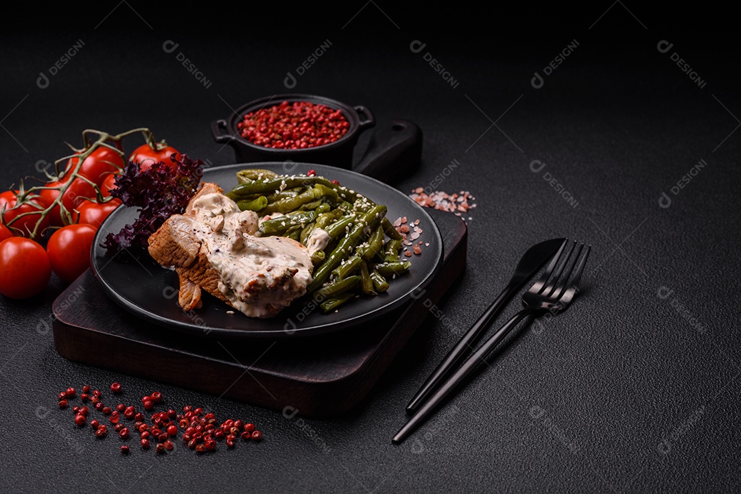 BIfe grelhado de frango aspargo frescas em mesa concreto
