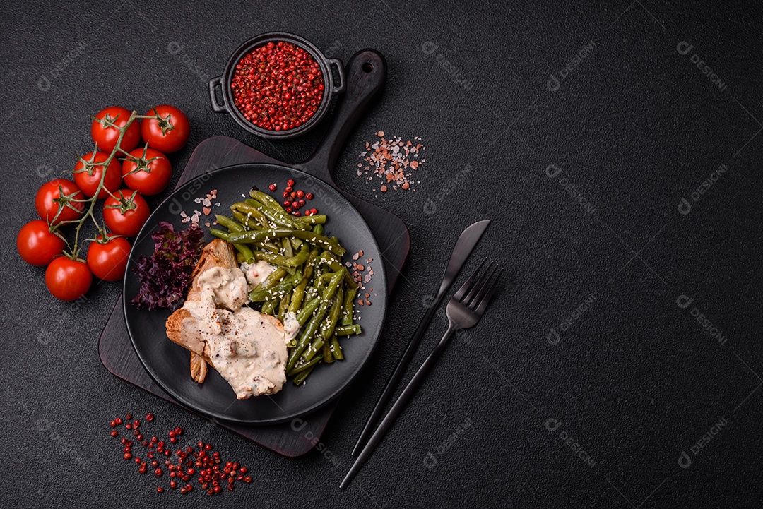 BIfe grelhado de frango aspargo frescas em mesa concreto