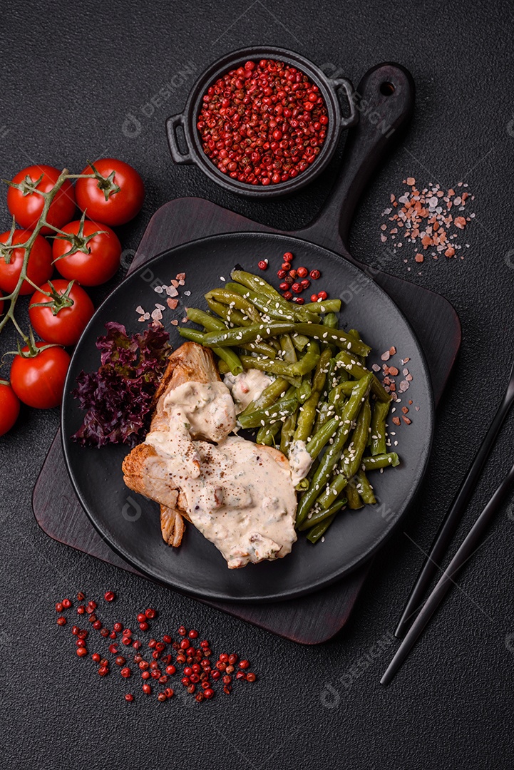 Bife grelhado de frango aspargo frescas em mesa concreto