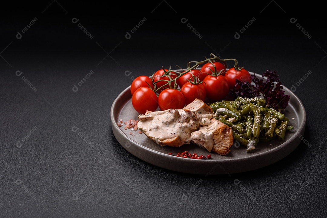 Bife grelhado de frango aspargo frescas em mesa concreto