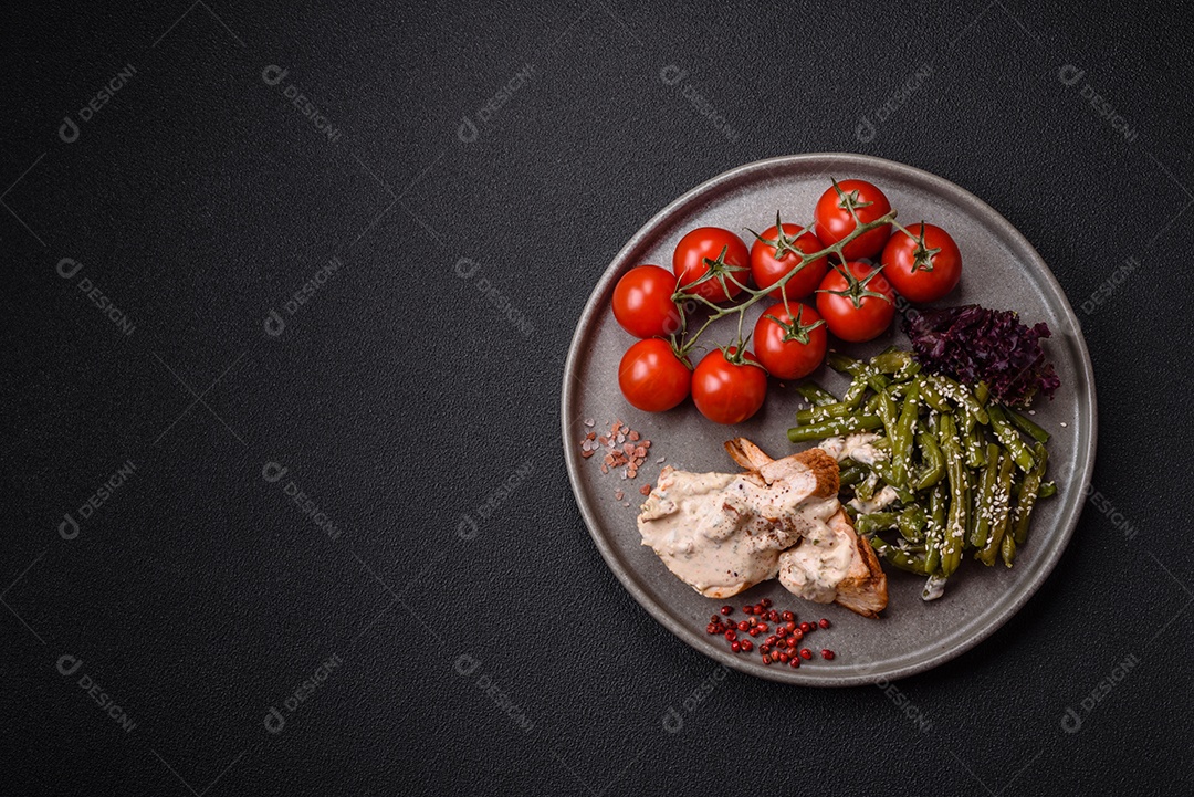 Bife grelhado de frango aspargo frescas em mesa concreto