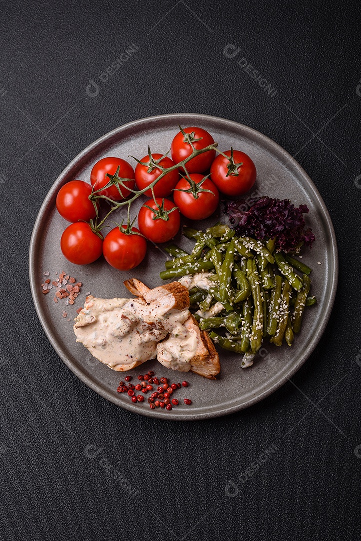 Bife grelhado de frango aspargo frescas em mesa concreto