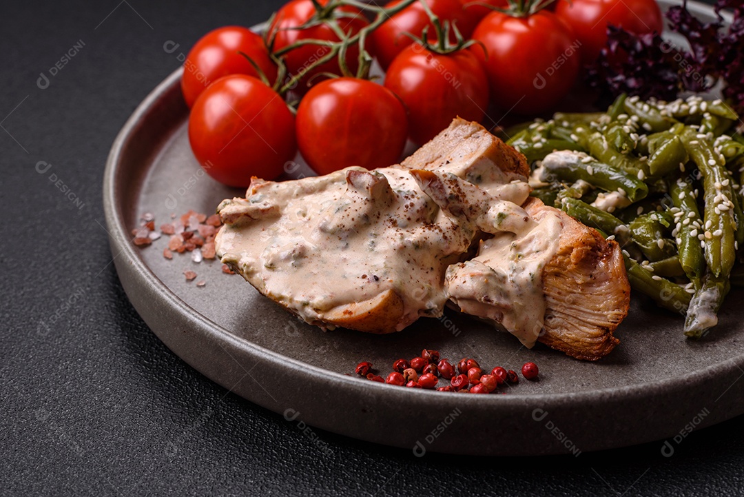 Bife grelhado de frango aspargo frescas em mesa concreto