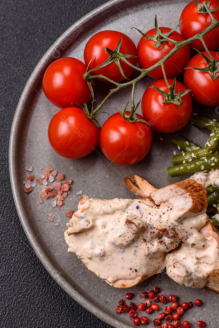 Bife grelhado de frango aspargo frescas em mesa concreto