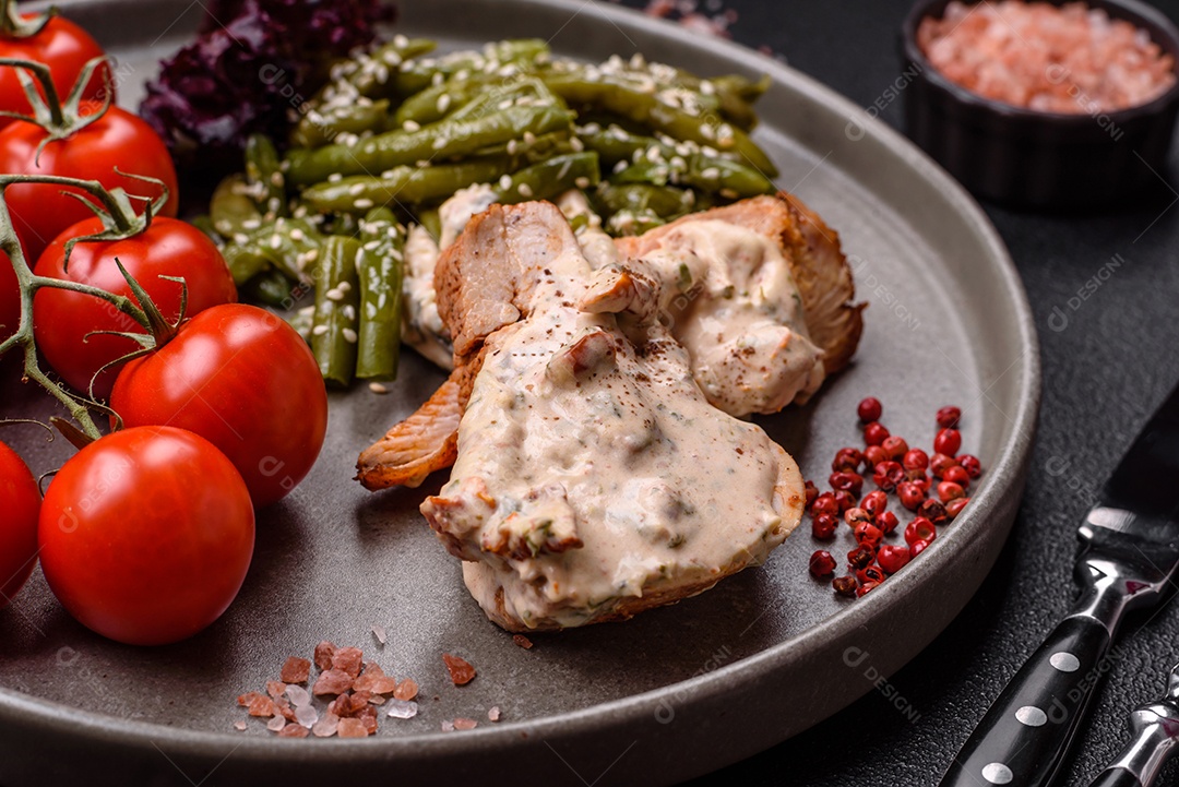 Bife grelhado de frango aspargo frescas em mesa concreto