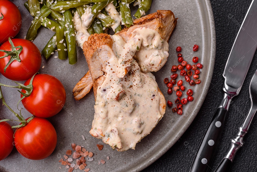 Bife grelhado de frango aspargo frescas em mesa concreto