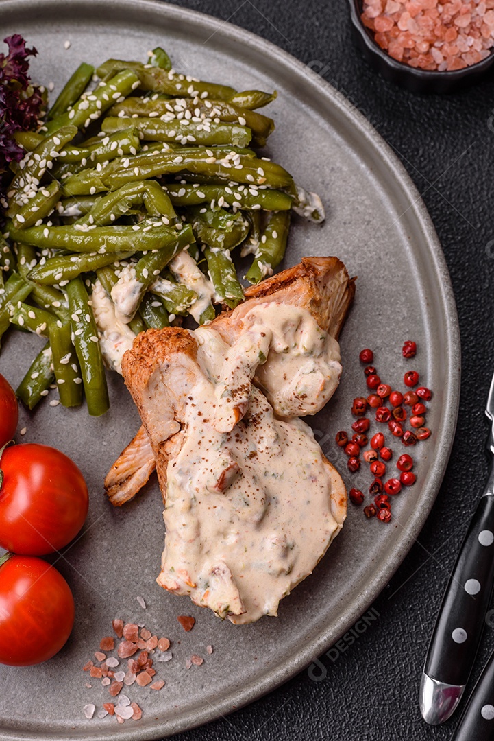 Bife grelhado de frango aspargo frescas em mesa concreto