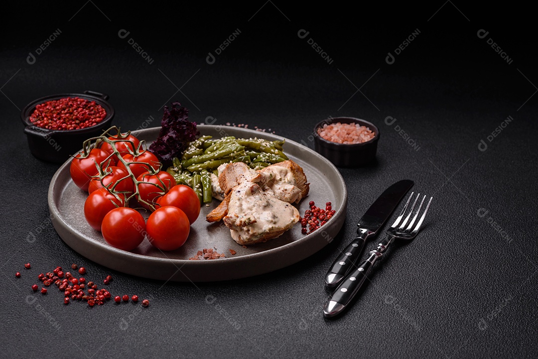 Bife grelhado de frango aspargo frescas em mesa concreto