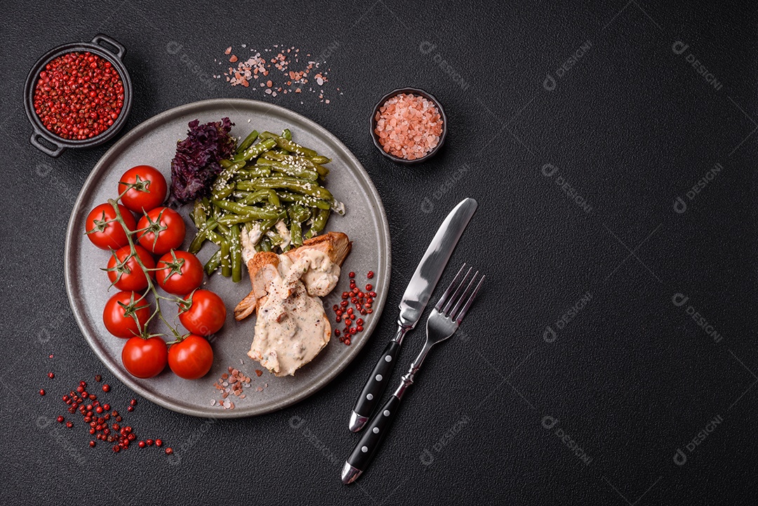 Bife grelhado de frango aspargo frescas em mesa concreto