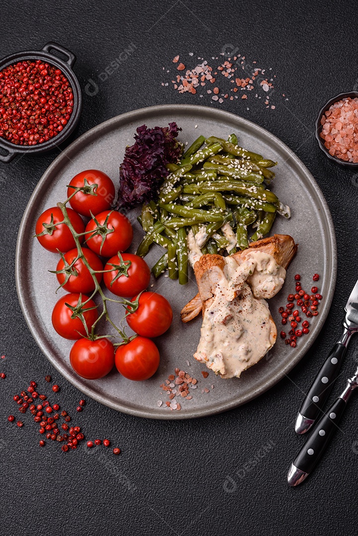 Bife grelhado de frango aspargo frescas em mesa concreto