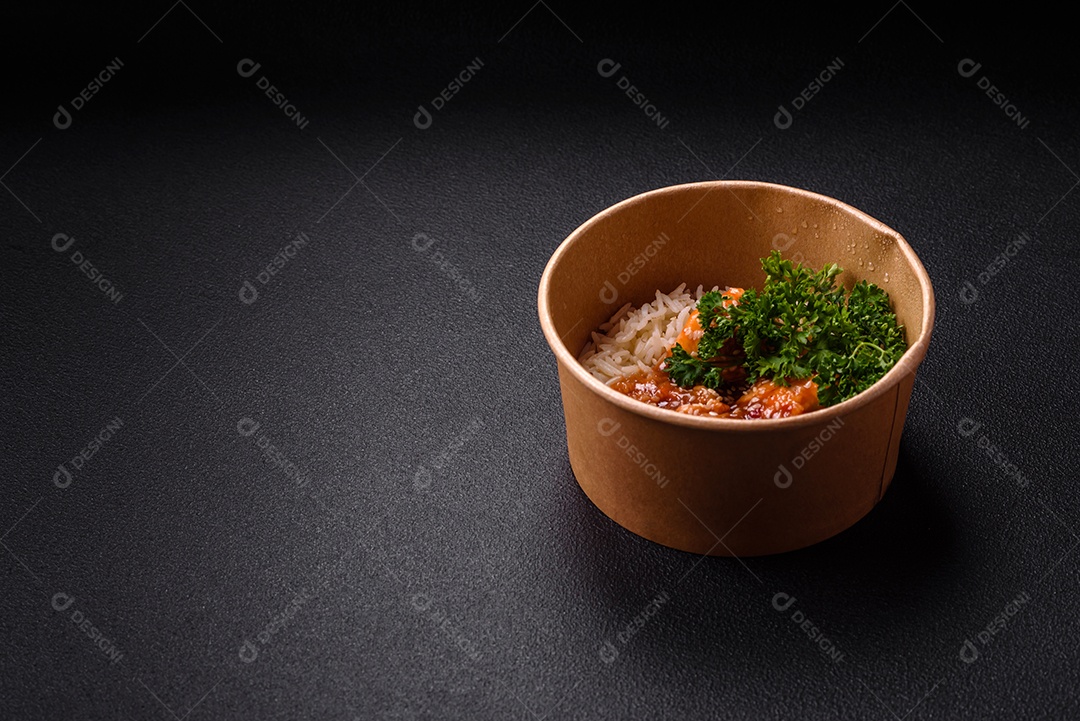 Tigela de comida frango frito alimento típico da culinária chinesa