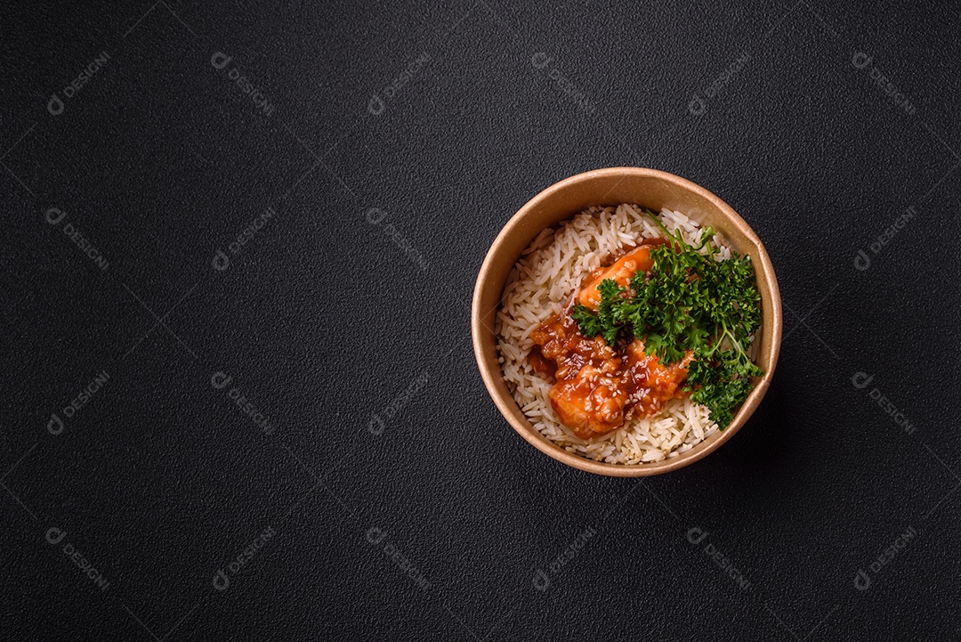 Tigela de comida frango frito alimento típico da culinária chinesa