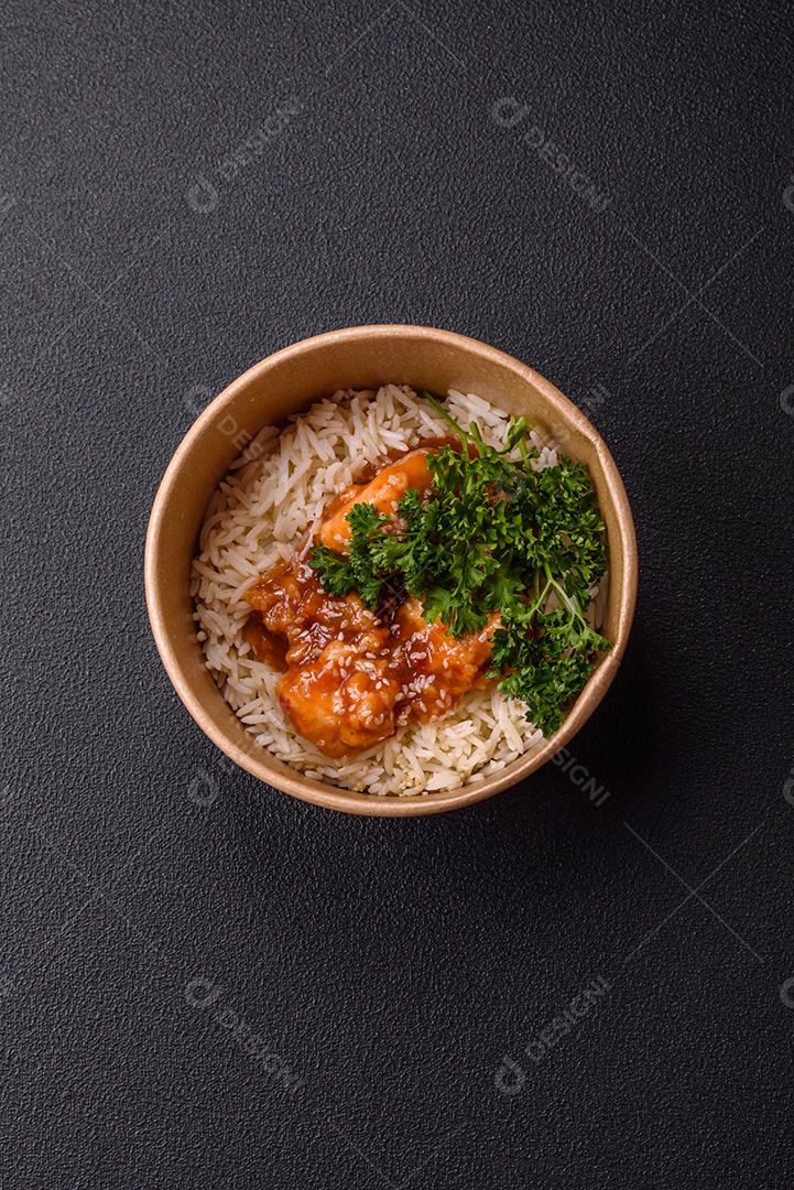 Tigela de comida frango frito alimento típico da culinária chinesa