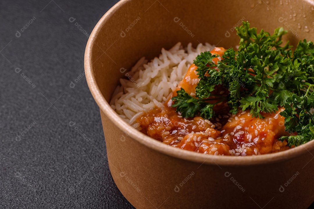 Tigela de comida frango frito alimento típico da culinária chinesa