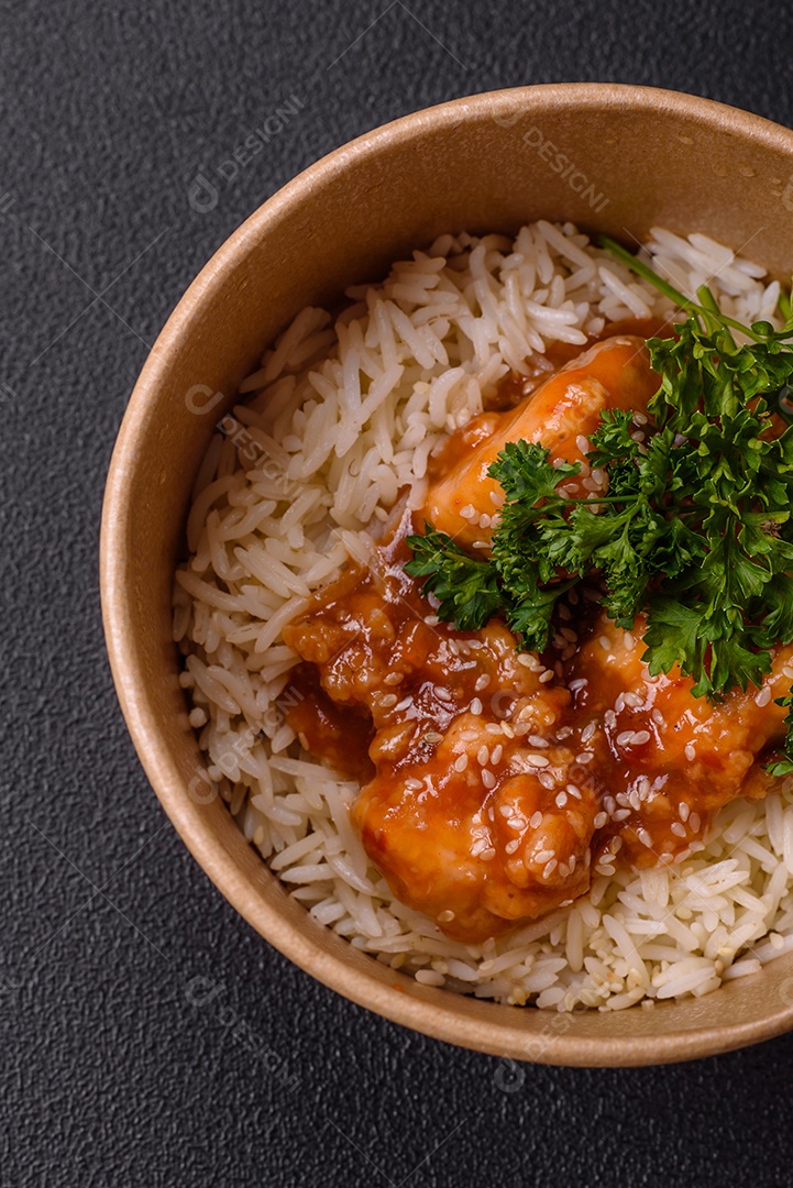Tigela de comida frango frito alimento típico da culinária chinesa