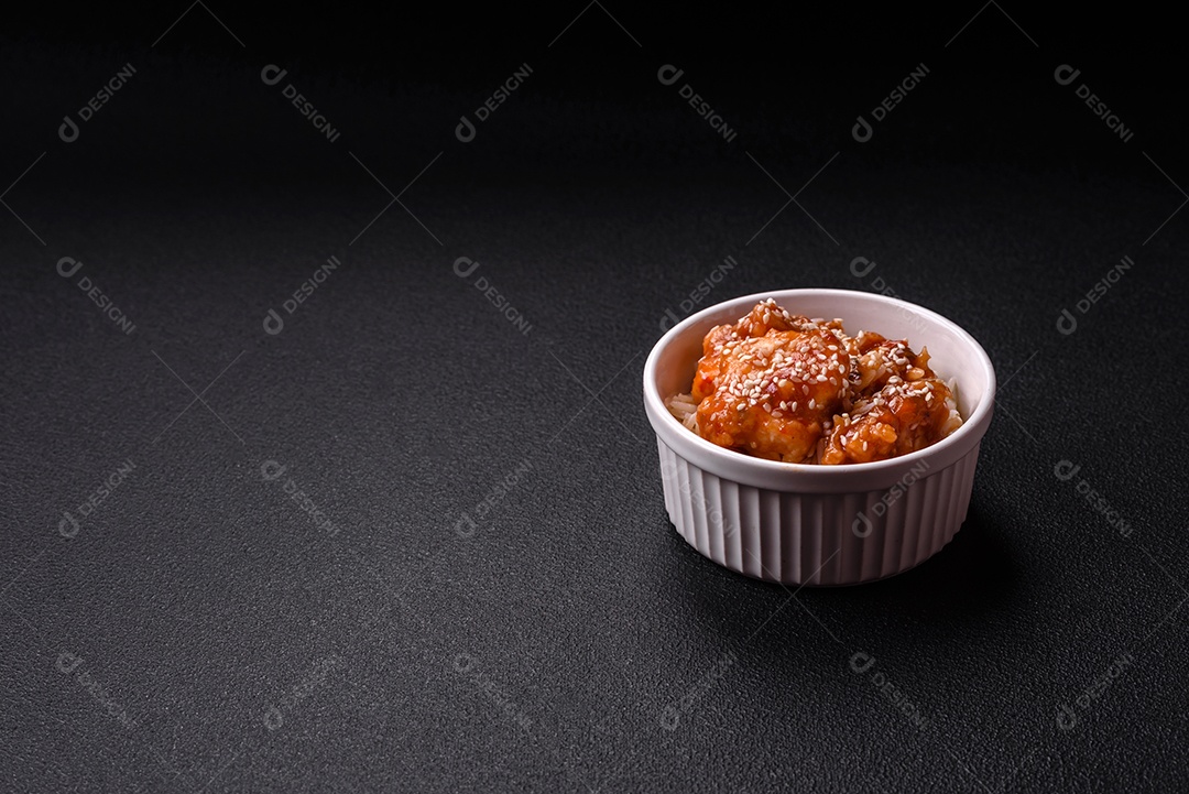 Tigela de comida frango frito alimento típico da culinária chinesa