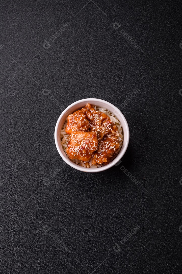 Tigela de comida frango frito alimento típico da culinária chinesa