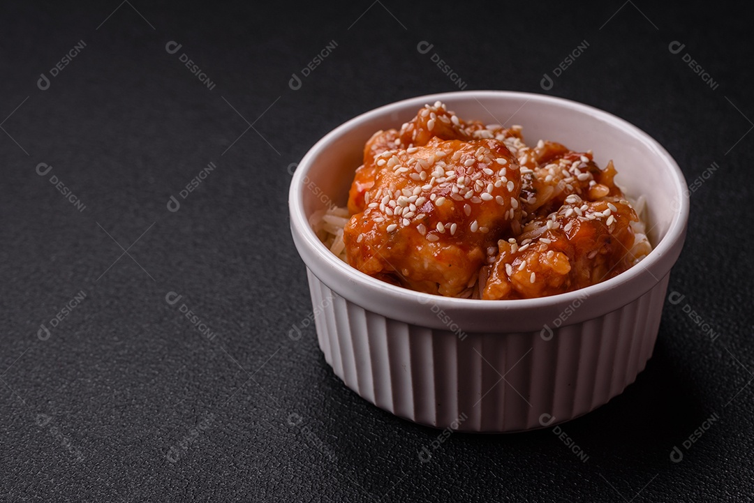 Tigela de comida frango frito alimento típico da culinária chinesa