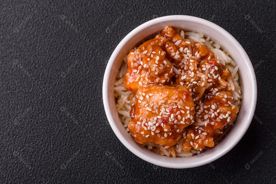 Tigela de comida frango frito alimento típico da culinária chinesa